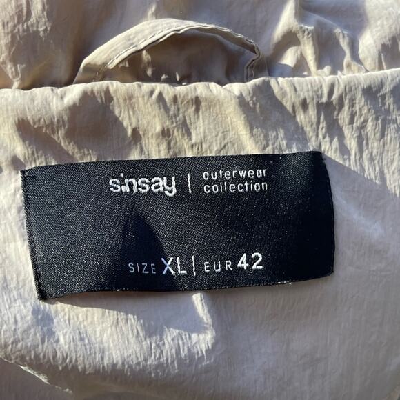 ☘️ Sinsay Short Puffer Jacket with Zip Collar and Patch Pockets in Cream Color - Picture 3 of 14